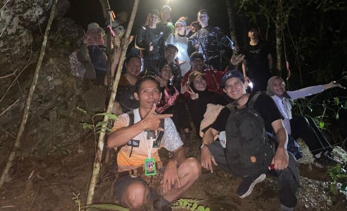 Para Aparatur Sipil Negara (ASN) dan Non-ASN di Ibu Kota Nusantara (IKN) berpartisipasi dalam program “Jelajah Keindahan Nusantara” yang diinisiasi oleh komunitas #HealingdiIKN, pada hari Senin 12 Mei 2025. Foto: BorneoFlash/IST