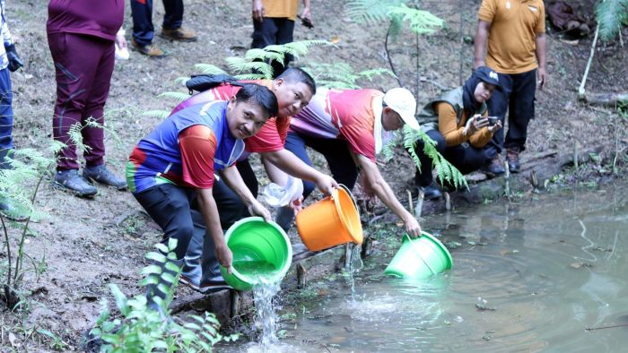 Pelepasan benih ikan Nila oleh manajemen PHKT, pada Rabu (30/04/2025). Foto: HO/PHKT