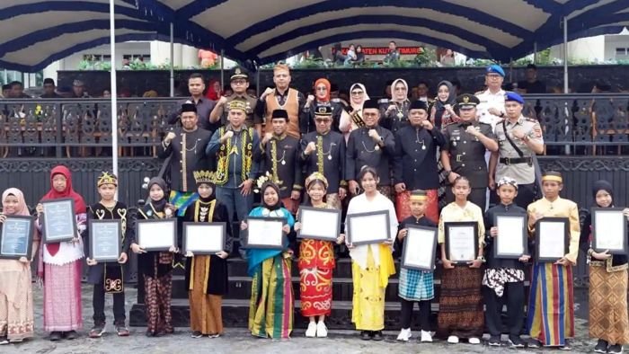 Pemerintah Kabupaten Kutim berikan apresiasi kepada 13 siswa berprestasi di tingkat provinsi maupun nasional. Foto: IST/HumasPRO
