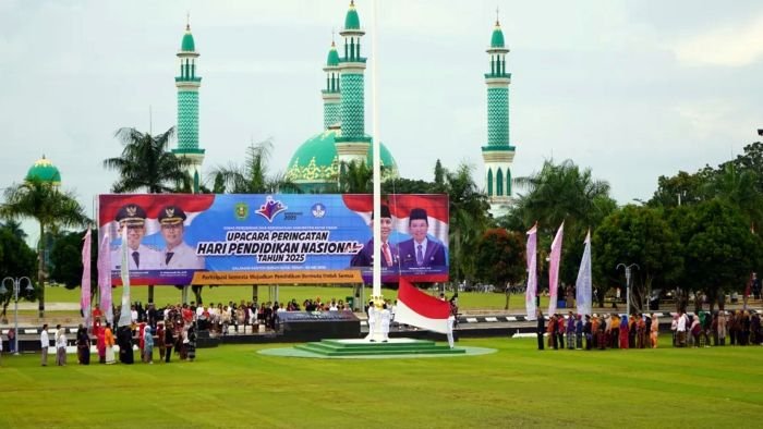 Pemkab Kutai Timur menggelar Upacara Peringatan Hari Pendidikan Nasional (Hardiknas) 2025 di Lapangan Kantor Bupati Kutim, Bukit Pelangi, Sangatta, pada Jumat (2/5/2025). Foto: IST/HumasPRO