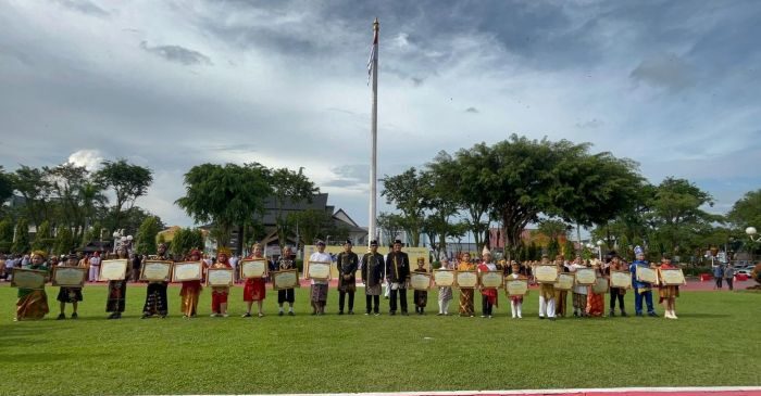 Pemkot Balikpapan Memberikan penghargaan kepada para guru, siswa berprestasi, serta institusi pendidikan. Foto: BorneoFlash/Niken Sulastri