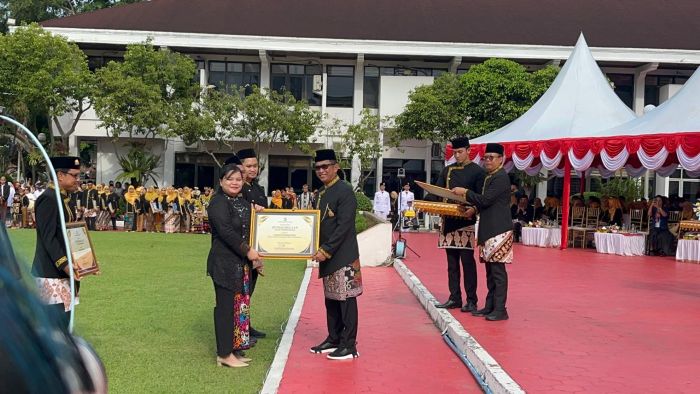 Pemkot Balikpapan memberikan penghargaan kepada sejumlah perusahaan dan lembaga yang mendukung peningkatan mutu pendidikan. Foto: BorneoFlash/Niken Sulastri