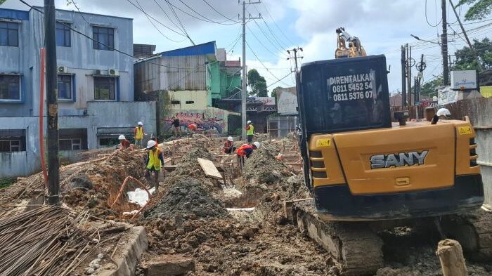 Pemkot Balikpapan terus menggenjot penyelesaian proyek penanganan longsor di kawasan BJBJ, Jalan Asnawi Arbain. Foto: BorneoFlash/Ardian