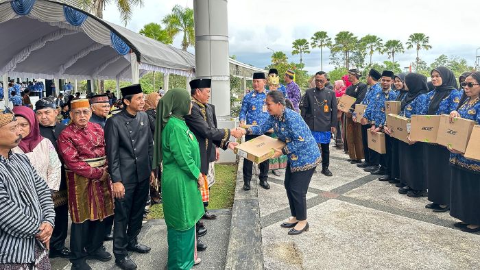 Pemkot Bontang membagikan sebanyak 256 unit laptop kepada para guru di Kantor Wali Kota Bontang, Bontang Lestari, Jumat (2/5/2025). Foto: BorneoFlash/IST
