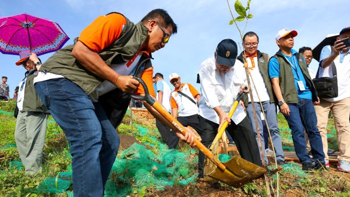Kepala Otorita IKN Basuki Hadimuljono Bersama Ketua Umum DPP REI Joko Suranto Saat Penanaman bibit pohon di Kawasan Inti Pusat Pemerintahan (KIPP) IKN, pada Jumat (16/5/2025). Foto: HO/Humas Otorita IKN
