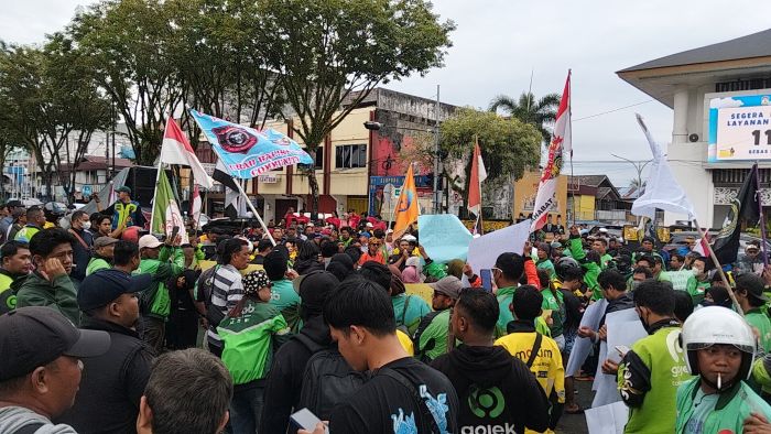 Pengemudi ojek online yang tergabung dalam Aliansi Mitra Kaltim Bersatu (AMKB) dari berbagai platform seperti Gojek, Grab, Maxim, dan Shopee menggelar aksi unjuk rasa di depan Kantor Wali Kota Balikpapan, Selasa (20/5/2025). Foto: BorneoFlash/Niken Sulastri