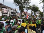 Pengemudi ojek online yang tergabung dalam Aliansi Mitra Kaltim Bersatu (AMKB) dari berbagai platform seperti Gojek, Grab, Maxim, dan Shopee menggelar aksi unjuk rasa di depan Kantor Wali Kota Balikpapan, Selasa (20/5/2025). Foto: BorneoFlash/Niken Sulastri