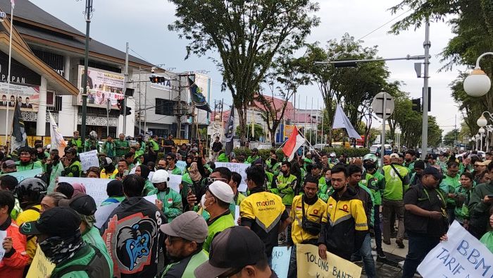 Pengemudi ojek online yang tergabung dalam Aliansi Mitra Kaltim Bersatu (AMKB) dari berbagai platform seperti Gojek, Grab, Maxim, dan Shopee menggelar aksi unjuk rasa di depan Kantor Wali Kota Balikpapan, Selasa (20/5/2025). Foto: BorneoFlash/Niken Sulastri