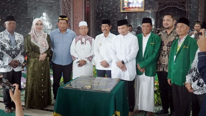Peresmian masjid secara simbolis dilakukan oleh Staf Ahli Gubernur Kalimantan Timur Bidang Sumber Daya Alam, Arif Murdianto. Turut hadir Wakil Bupati PPU, Abdul Waris Muin dan Ustadz Das’ad Latief. Foto: HO/HumasPPU