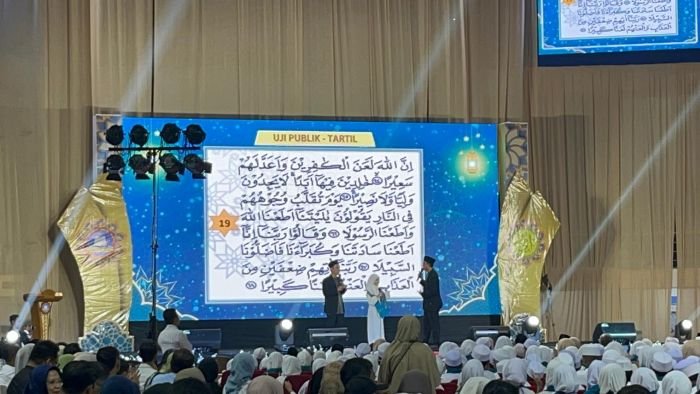 Peserta yang bernama Yuka terpilih maju kedepan untuk melakukan uji publik tartil. Foto: BorneoFlash/Niken Sulastri
