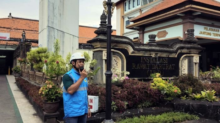 Petugas PLN terus melakukan koordinasi untuk memastikan sistem kelistrikan di RSUP Prof. dr. I.G.N.G. Ngoerah, Denpasar berjalan normal. Foto: HO/ PT PLN (Persero)