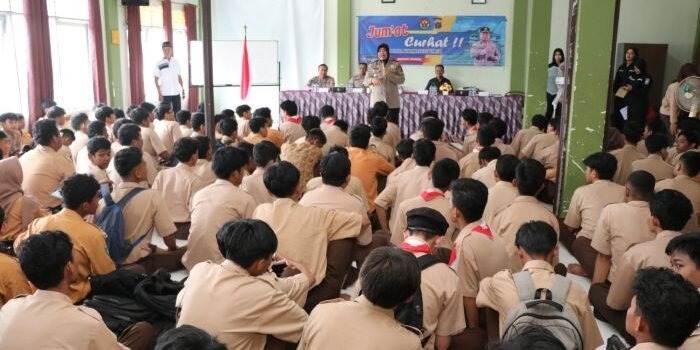 Polda Kaltim menggelar kegiatan "Jumat Curhat", kali ini menyasar kalangan pelajar di SMK Setia Budi Balikpapan, pada Jumat (02/05/2025). Foto: HO/Humas Polda Kaltim