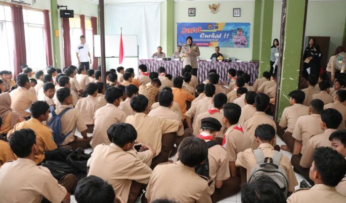 Polda Kaltim menggelar kegiatan "Jumat Curhat", kali ini menyasar kalangan pelajar di SMK Setia Budi Balikpapan, pada Jumat (02/05/2025). Foto: HO/Humas Polda Kaltim