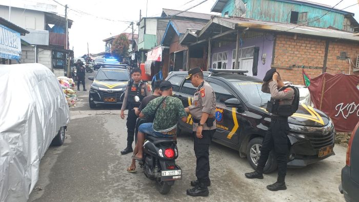 Polresta Balikpapan Gelar operasi gabungan di kawasan yang kerap disebut rawan narkoba Gunung Bugis, Kelurahan Baru Tengah Kecamatan Balikpapan Barat, pada Jumat (2/5/2025). Foto: HO/Humas Polresta Balikpapan