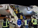 Polresta Balikpapan Kawal Keberangkatan Jemaah Haji Kloter Pertama Terbang ke Jeddah, Pada Selasa malam (6/5/2025). Foto: HO/Humas Polresta Balikpapan