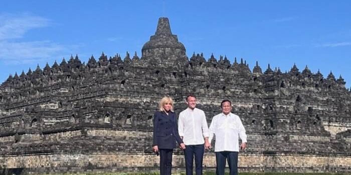 Presiden Prabowo Subianto dan Presiden Prancis Emmanuel Macron bersama istri mengunjungi Candi Borobudur