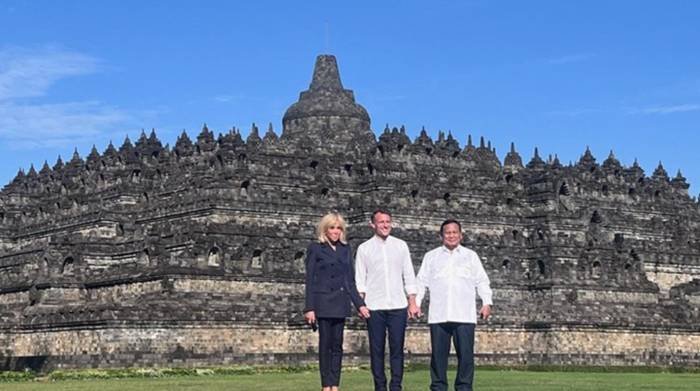 Presiden Prabowo Subianto dan Presiden Prancis Emmanuel Macron serta istri Brigitte Macron berfoto bersama setelah mengunjungi Candi Borobudur. (Foto : Eva Savitri )