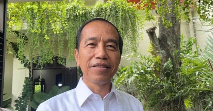 Presiden ke-7 Joko Widodo ditemui di kediamannya, Sumber, Banjarsari, Senin (21/4/2025). (Foto : Tara Wahyu NV)