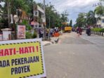 Proses pembongkaran infrastruktur di Jalan Jalan Bhayangkara di depan SMA Bahrul Ulum Bontang, Kamis (8/5/2025). Foto: BorneoFlash/Ist  