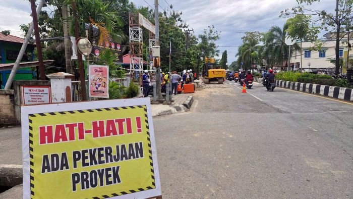 Proses pembongkaran infrastruktur di Jalan Jalan Bhayangkara di depan SMA Bahrul Ulum Bontang, Kamis (8/5/2025). Foto: BorneoFlash/Ist  