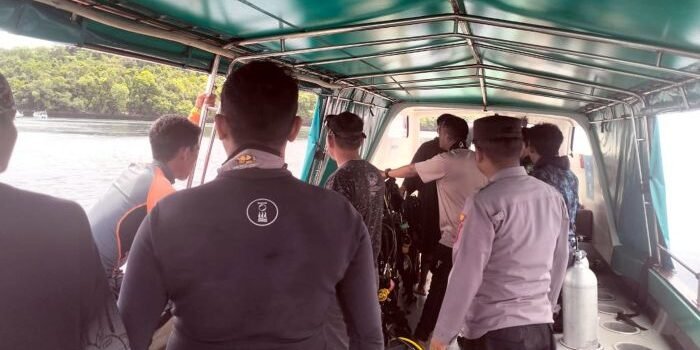 Proses pencarian wisatawan asing asal China yang dilaporkan hilang diduga tenggelam saat melakukan penyelaman di perairan Pulau Kakaban,  Kabupaten Berau, Jumat (2/5/2025) pagi. Foto: IST/Polsek Maratua