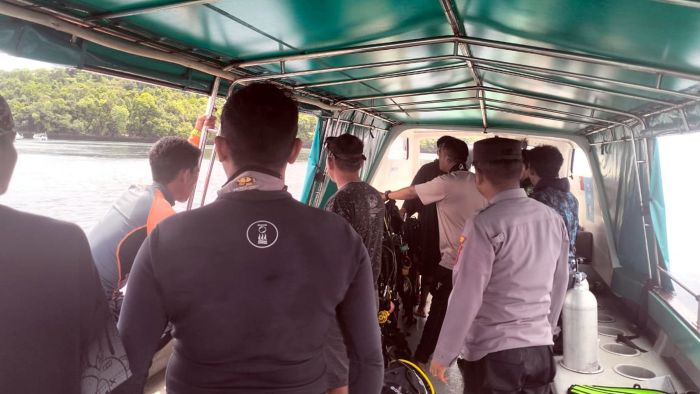 Proses pencarian wisatawan asing asal China yang dilaporkan hilang diduga tenggelam saat melakukan penyelaman di perairan Pulau Kakaban,  Kabupaten Berau, Jumat (2/5/2025) pagi. Foto: IST/Polsek Maratua