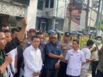 Ratusan mahasiswa bersama warga tumpah ruah melakukan unjuk rasa atas kelangkaan BBM di depan Gedung DPRD Balikpapan, Rabu (21/5/2025) siang. Foto: BorneoFlash/Agung Putra