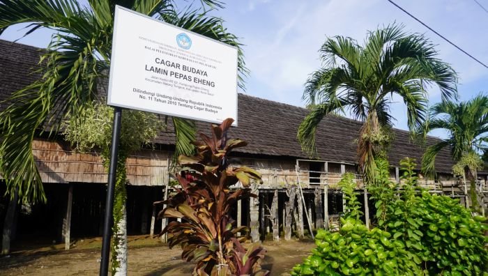 Rumah adat Lamin, atau rumah panjang, yang merupakan bangunan tradisional khas Suku Dayak di Kalimantan Timur. Foto: BorneoFlash/Ardian