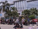 Saat puluhan orang dari berbagai elemen menggelar aksi di Hari Buruh, pada Kamis, (1/5/2025). Foto: BorneoFlash/Nur Ainunnisa