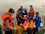 Satgas Gabungan SAR berhasil menemukan jasad balita yang dilaporkan hanyut dan ditemukan dalam kondisi meninggal dunia pada Rabu pagi (28/5/2025), sekitar pukul 08.20 WITA. Foto: BorneoFlash/Agung Putra