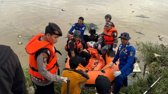 Satgas Gabungan SAR berhasil menemukan jasad balita yang dilaporkan hanyut dan ditemukan dalam kondisi meninggal dunia pada Rabu pagi (28/5/2025), sekitar pukul 08.20 WITA. Foto: BorneoFlash/Agung Putra