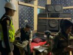 Satpol PP Balikpapan gelar operasi penertiban ketertiban di kawasan Balikpapan Timur, Kamis (29/5/2025) dini hari. Foto: BorneoFlash/Ardian