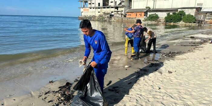 Satpolairud Polresta Balikpapan saat menggelar Kegiatan Bersama Bersih Pantai (KBBP) di pesisir Pantai Segara, Semayang, pada Jumat pagi (16/5/2025). Foto: HO/Humas Polresta Balikpapan