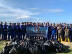 Satpolairud Polresta Balikpapan saat menggelar Kegiatan Bersama Bersih Pantai (KBBP) di pesisir Pantai Segara, Semayang, pada Jumat pagi (16/5/2025). Foto: HO/Humas Polresta Balikpapan