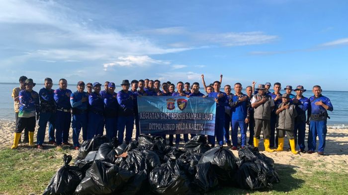 Satpolairud Polresta Balikpapan saat menggelar Kegiatan Bersama Bersih Pantai (KBBP) di pesisir Pantai Segara, Semayang, pada Jumat pagi (16/5/2025). Foto: HO/Humas Polresta Balikpapan