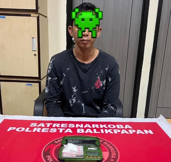 Satresnarkoba Polresta Balikpapan Amankan Seorang pria berinisial DD (44) dan Barang Bukti  di kawasan Jl. Klamono, Kelurahan Muara Rapak, Kecamatan Balikpapan Utara, Pada Senin(26/5/2025). Foto: HO/Humas Polresta Balikpapan