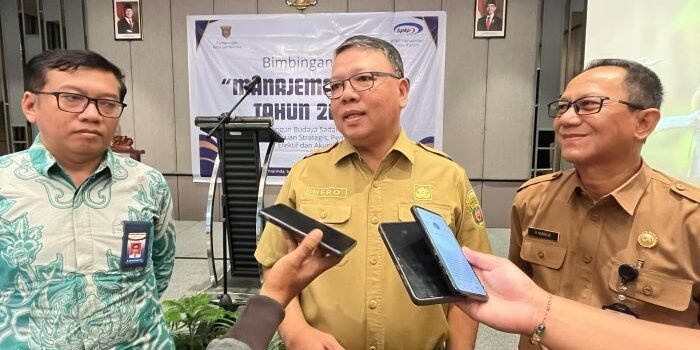 Sekretaris Daerah Kota Samarinda, Hero Mardanus bersama Perwakilan Kepala BPKP Provinsi Kalimantan Timur, R. Gatot Megantoro dan Inspektorat Kota Samarinda melalui H. Mukhlis selaku Inspektur Pembantu Khusus. Foto: BorneoFlash/Nur Ainunnisa
