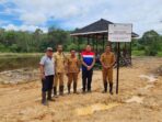 Serah terima bantuan infrastruktur Ekowisata Embung oleh perwakilan PT PHSS kepada Pemerintah Desa Perangat Selatan pada Senin, 28 April 2025. Foto: HO/PHSS