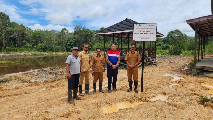 Serah terima bantuan infrastruktur Ekowisata Embung oleh perwakilan PT PHSS kepada Pemerintah Desa Perangat Selatan pada Senin, 28 April 2025. Foto: HO/PHSS
