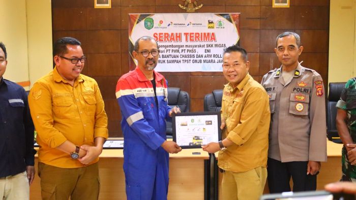Serah terima secara simbolis oleh Perwakilan PHSS kepada Ketua TPST 3R GMJB dan Camat Muara Jawa di Gedung Pertemuan Astabrata, Kecamatan Muara Jawa pada Selasa, 15 April 2025. Foto: HO/PHSS