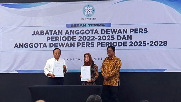 Sertijab anggota Dewan Pers periode 2022-2025 dan anggota Dewan Pers periode 2025-2028, di Kantor Dewan Pers, Jakarta Pusat, Rabu (14/5/2025). Foto: IST/Antara
