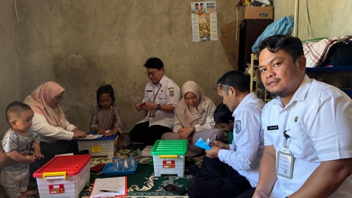 Tim DP3AKB Kota Balikpapan mengunjungi rumah duka korban anak hanyut yang berada di Jalan Patimura, Kelurahan Batu Ampar, Kecamatan Balikpapan Utara, pada Rabu (28/5/2025). Foto: BorneoFlash/IST