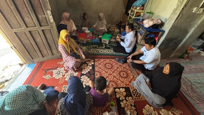 Tim DP3AKB Kota Balikpapan mengunjungi rumah duka korban anak hanyut yang berada di Jalan Patimura, Kelurahan Batu Ampar, Kecamatan Balikpapan Utara, pada Rabu (28/5/2025). Foto: BorneoFlash/IST