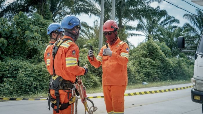 Tim elit Pekerjaan Dalam Keadaan Bertegangan (PDKB) PLN Unit Induk Distribusi Kalimantan Timur dan Kalimantan Utara (UID Kaltimra). Foto: HO/PLN UID Kaltimra