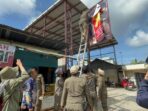 Tim gabungan saat melakukan penertiban iklan rokok di Wilayah kota Balikpapan Untuk mewujudkan visi sebagai kota layak anak, pada Kamis (15/5/2025). Foto: BorneoFlash/Ardian