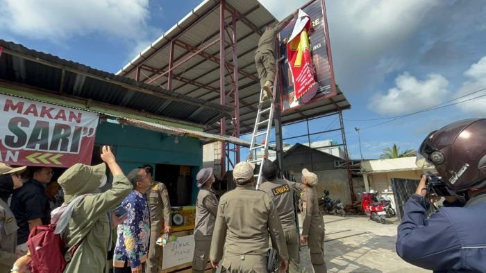 Tim gabungan saat melakukan penertiban iklan rokok di Wilayah kota Balikpapan Untuk mewujudkan visi sebagai kota layak anak, pada Kamis (15/5/2025). Foto: BorneoFlash/Ardian