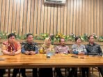 Tim kuasa hukum Kamaruddin Ibrahim saat gelar konferensi pers, pada Kamis malam (22/5/2025). Foto: BorneoFlash/Nur Ainunnisa