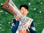 Tottenham Hotspur: Son Heung-Min membawa piala ueropa. Foto: dok./X/@SpursOfficial