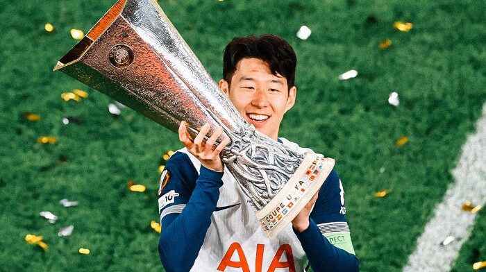 Tottenham Hotspur: Son Heung-Min membawa piala ueropa. Foto: dok./X/@SpursOfficial