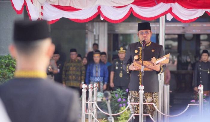 Gubernur Kaltim Rudy Mas'ud, Saat Pimpin Upacara Hari Pendidikan Nasional di Halaman Kantor Gubernur Kaltim, Jumat (2/5/2025). Foto: Ist/admpimpemprov